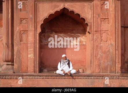 Greis, Entspannung in Jama Masjid Moschee am 13. Februar 2016, Delhi, Indien. Stockfoto