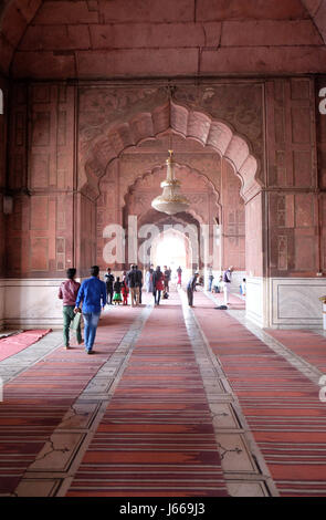 Die spektakuläre Architektur der großen Freitagsmoschee (Jama Masjid) am 13. Februar 2016, Delhi, Indien. Stockfoto