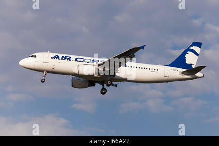 Toulouse, Frankreich - 14. April 2017: Air Corsica Airbus A320 nähert sich zum Flughafen Toulouse-Blagnac in Toulouse, Frankreich. Stockfoto