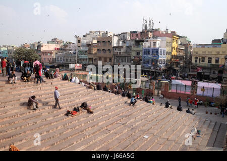 Menschen, die Entspannung in Jama Masjid Moschee am 13. Februar 2016, Delhi, Indien. Stockfoto