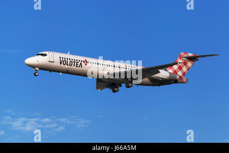 Toulouse, Frankreich - 14. April 2017: Volotea Boeing 717 nähert sich zum Flughafen Toulouse-Blagnac in Toulouse, Frankreich. Stockfoto