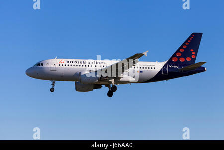 Barcelona, Spanien - 6. Mai 2017: Brüssel Airlines Airbus A319 nähert sich zum Flughafen El Prat in Barcelona, Spanien. Stockfoto