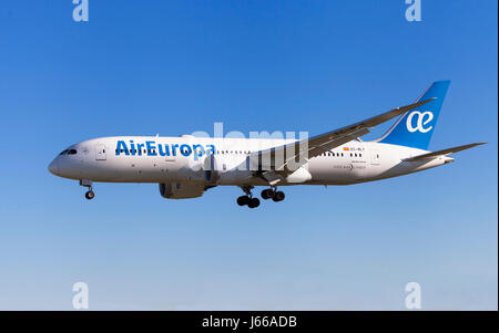 Barcelona, Spanien - 6. Mai 2017: Air Europa Boeing 787-8 Dreamliner nähert sich zum Flughafen El Prat in Barcelona, Spanien. Stockfoto