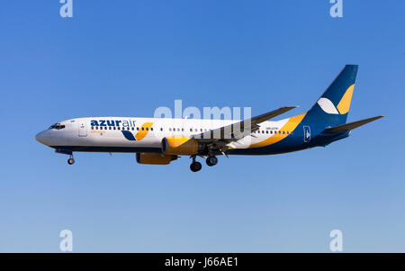 Barcelona, Spanien - 6. Mai 2017: Azur Air Ukraine Boeing 737-800 nähert sich zum Flughafen El Prat in Barcelona, Spanien. Stockfoto