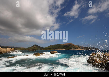 Mallorca-Wellen Wasser Mittelmeer Salzwasser Meer Ozean windig stürmisch Stockfoto