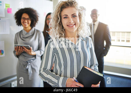 Business woman stand vor der Kollegen, gemischte Rassen Menschen positiv Stockfoto