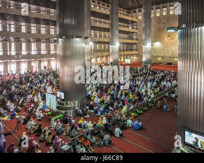 Jakarta, Indonesien - 11. Januar 2015: Die große Halle für Frauen, mit Frauen mit bunten Kopftüchern gefüllt.  Istiqlal Moschee / Masjid Istiqlal, l Stockfoto