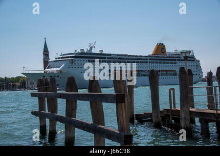 Kreuzfahrt Schiffe segeln durch den Canale della Giudecca/Zentrum von Venedig Stockfoto