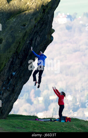 Herunterfallen: zwei Kletterer Bouldern auf das Kalb bei der Kuh und Kalb Felsen, Ilkley, West Yorkshire, England, UK Stockfoto