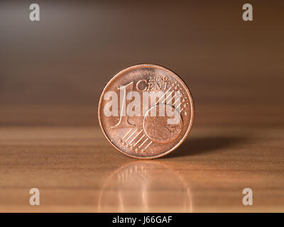 einen Euro-Cent auf einem Wodden Tisch mit unscharfen Hintergrund stehend Stockfoto