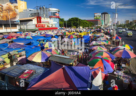 Hunderte von bunten Sonnenschirme Schatten Anbieter in den riesigen Outdoor-Markt in Baclaran, Manila, Insel Luzon, Philippinen. Stockfoto