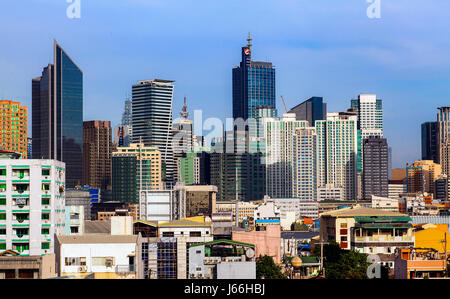 Manila, die Hauptstadt der Philippinen auf der Insel Luzon, erlebt schnelles Wachstum und Expansion. Moderne Architektur ist überschattet ältere, Col Stockfoto