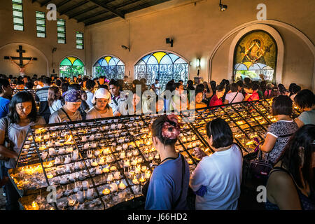 Fromme Katholiken Kerzen Votiv in der Kirche der Redemptoristen in Manila, Philippinen. Stockfoto