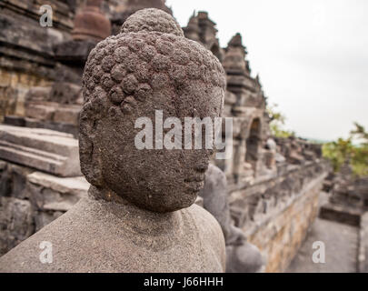 Buddha-Statuen an der Spitze des Tempels Borobudur in Indonesien. Die Insel Java. Eine gute illustration Stockfoto