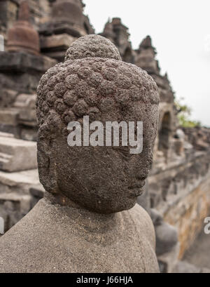 Buddha-Statuen an der Spitze des Tempels Borobudur in Indonesien. Die Insel Java. Eine gute illustration Stockfoto