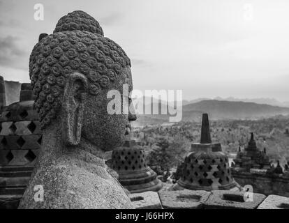 Buddha-Statuen an der Spitze des Tempels Borobudur in Indonesien. Die Insel Java. Eine gute illustration Stockfoto