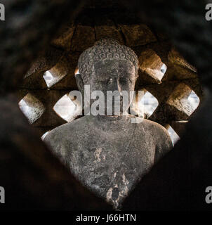 Buddha-Statuen an der Spitze des Tempels Borobudur in Indonesien. Die Insel Java. Eine gute illustration Stockfoto