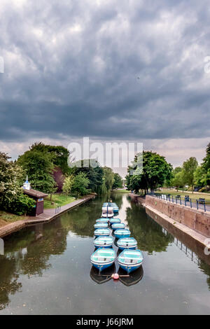 Ruderboote für den Winter an der Royal Military Canal in Kent gefesselt Stockfoto