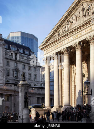 Verdeckt-Ansicht mit der Bank of England im Vordergrund. Angel Court, London, Vereinigtes Königreich. Architekt: Fletcher Priester, 2017. Stockfoto