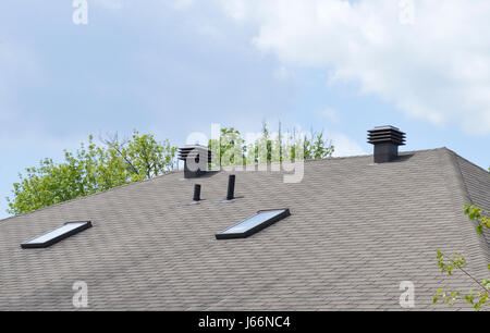 Ausreichende Belüftung des Dachbodens mit Oberlichter und Bitumenschindeln. Stockfoto