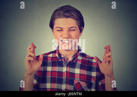 Junger Mann Daumen drücken Stockfoto