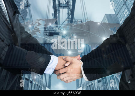 Doppelbelichtung von einem Geschäftsmann Handschlag mit Karte globaler Partner Verbindung von Containerladung Frachtschiff für Logistik Import/Export Hintergrund ( Stockfoto