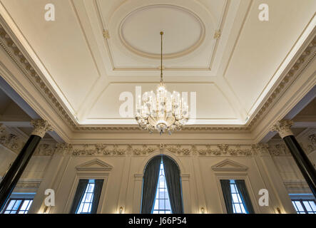 Detail der Decke und Kronleuchter in der alten Direktoren Speisesaal. Das Ned Hotel, London, Vereinigtes Königreich. Architekt: Sir Edwin Lutyens, 2014. Stockfoto