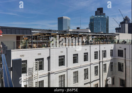 Restaurant auf der Dachterrasse. Das Ned Hotel, London, Vereinigtes Königreich. Architekt: Sir Edwin Lutyens, 2014. Stockfoto