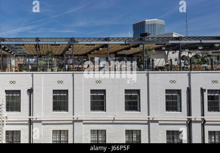 Restaurant auf der Dachterrasse. Das Ned Hotel, London, Vereinigtes Königreich. Architekt: Sir Edwin Lutyens, 2014. Stockfoto