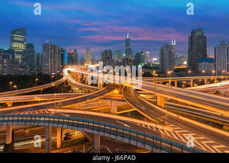 Schöne Stadt Shanghai mit Austausch Überführung bei Einbruch der Dunkelheit in Shanghai, China. Stockfoto