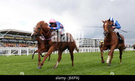 Mutoondresdashorse von Adam Kirby auf ihrem Weg zum Sieg in der Coolmore Stud Maiden Stakes während Starlight Charity Raceday in Newbury Racecourse geritten. Stockfoto