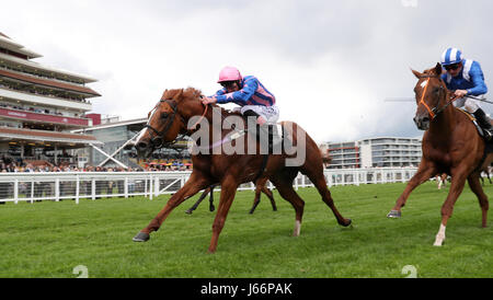 Mutoondresdashorse von Adam Kirby auf ihrem Weg zum Sieg in der Coolmore Stud Maiden Stakes während Starlight Charity Raceday in Newbury Racecourse geritten. Stockfoto