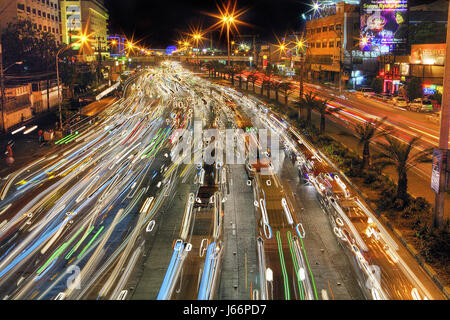 Kreative Collage von rush hour entlang der EDSA Autobahn bei Nacht in der Innenstadt von Manila, Philippinen, Südostasien mit HDR und Bewegungsunschärfe. Stockfoto