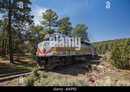 Grand Canyon National Park, Arizona - The Grand Canyon Railway kommt am Südrand des Grand Canyon, bringt Touristen von Williams, Arizona. Stockfoto