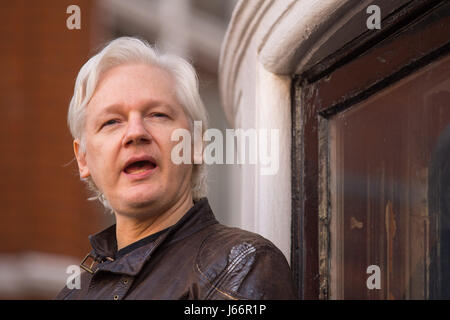 Julian Assange spricht vom Balkon der ecuadorianischen Botschaft in London nach eine sieben-Jahres-Untersuchung in Schweden gegen den WikiLeaks-Gründer plötzlich fallen gelassen wurde. Stockfoto