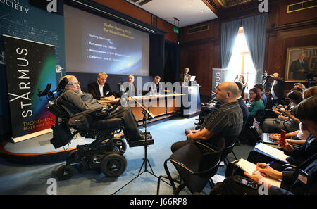 Professor Stephen Hawking (links) in die Royal Society in London spricht auf einer Pressekonferenz, die Vorschau der Starmus-Wissenschaft und Kunst-Festival findet in Norwegen nächsten Monat. Stockfoto