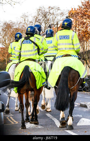 Berittene Polizei Offiziere in Gelb verglastes einheitliche am Spieltag, Islington, London, UK Stockfoto