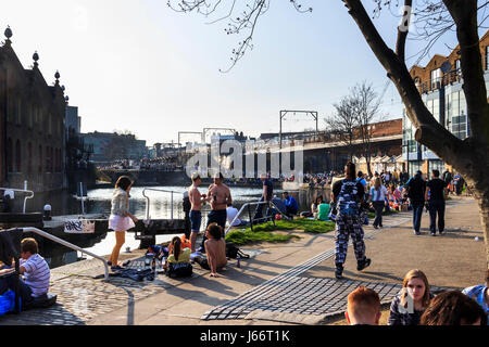 Menschen flanieren, Begegnung und Geselligkeit von Regent's Canal in Camden Lock, London, UK Stockfoto