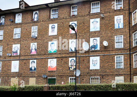 "Ich bin hier", ein öffentliches Kunstwerk von flüchtigen Bildern auf Samuel House, Haggerston Estate, Dunston Road, Hackney, London, UK Stockfoto