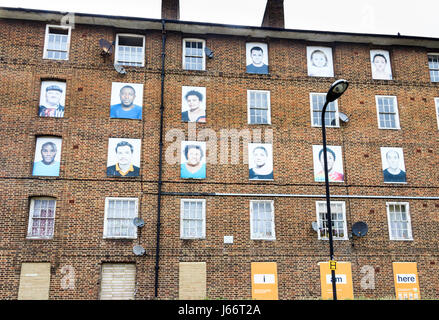 "Ich bin hier", ein öffentliches Kunstwerk von flüchtigen Bildern auf Samuel House, Haggerston Estate, Dunston Road, Hackney, London, UK Stockfoto