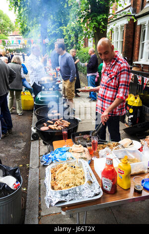 Anwohner sammeln für das gemeinsame Essen und Trinken zu einem Jubiläum Straßenfest, nördlich von London, UK, 2012 Stockfoto