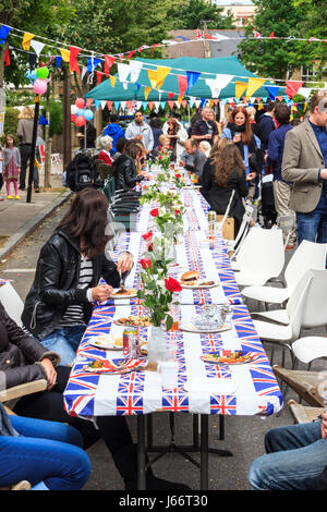 Anwohner sammeln für das gemeinsame Essen und Trinken zu einem Jubiläum Straßenfest, nördlich von London, UK, 2012 Stockfoto