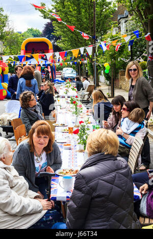 Anwohner sammeln für das gemeinsame Essen und Trinken zu einem Jubiläum Straßenfest, nördlich von London, UK, 2012 Stockfoto