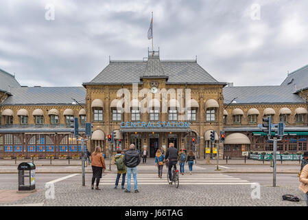 Göteborg, Schweden - 13. Mai 2017: Pendler beim Überqueren der Straße auf dem Weg zum oder vom zentralen Bahnhof in der schwedischen Stadt Göteborg. Stockfoto