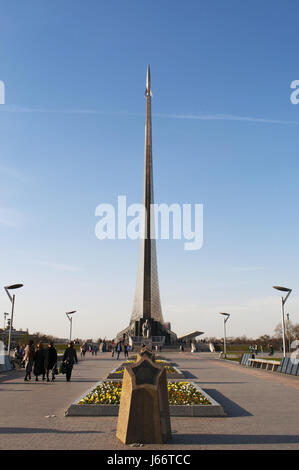 Der Garten am Prospekt Mira und das Monument für die Eroberer des Raumes, gebaut, um die Errungenschaften des sowjetischen Volkes in der Weltraumforschung zu feiern Stockfoto