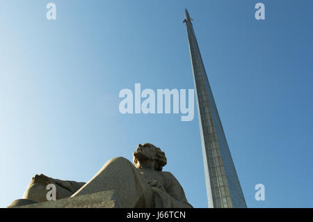 Statue von Konstantin Tsiolkovsky, Vorläufer der Raumfahrt und das Monument für die Eroberer des Raumes, gebaut, um die sowjetische Raumfahrt zu feiern Stockfoto