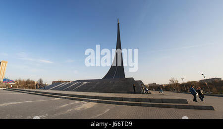 Moskau, Russland: Blick auf das Monument für die Eroberer des Raumes, erbaut im Jahre 1964 um Errungenschaften des sowjetischen Volkes in der Weltraumforschung zu feiern Stockfoto