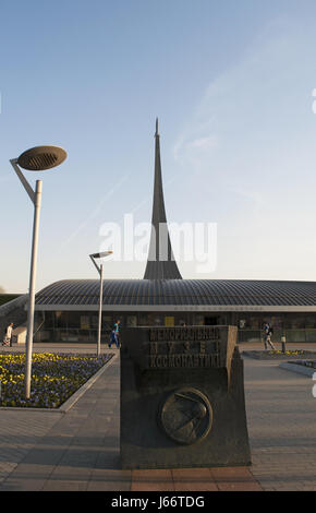 Das Zeichen des Museum für Kosmonautik mit dem Denkmal der Eroberer Raum, gebaut, um die Errungenschaften der sowjetischen Menschen im Raum feiern Stockfoto