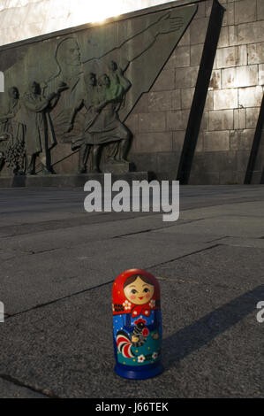 Moskau, Russland: eine Matrjoschka, bekannt als russische Verschachtelung Puppe, am Denkmal für die Eroberer des Raumes Stockfoto