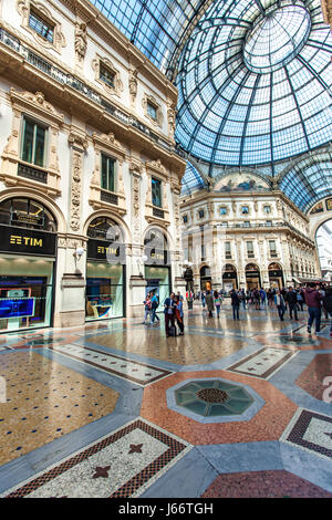 Mailand, Italien - 30. April 2017: Nicht identifizierte Personen Galleria Vittorio Emanuele II in Mailand. Es ist eines der ältesten Einkaufszentren der Welt, eröffnet eine Stockfoto